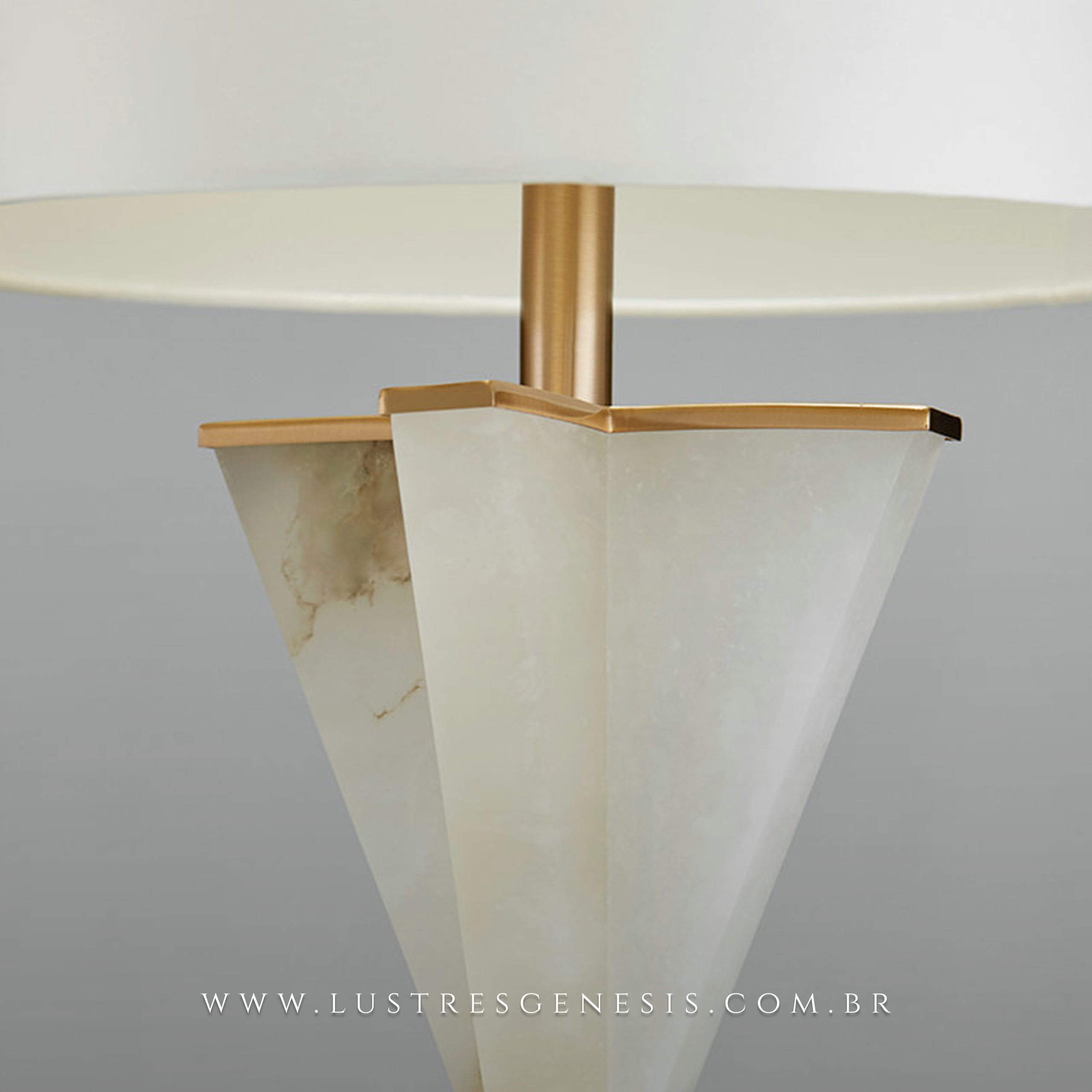 Abajur Selene de mesa com base geométrica em mármore branco e detalhes dourados, cúpula branca e acabamento luxuoso, ideal para quartos e escritórios.